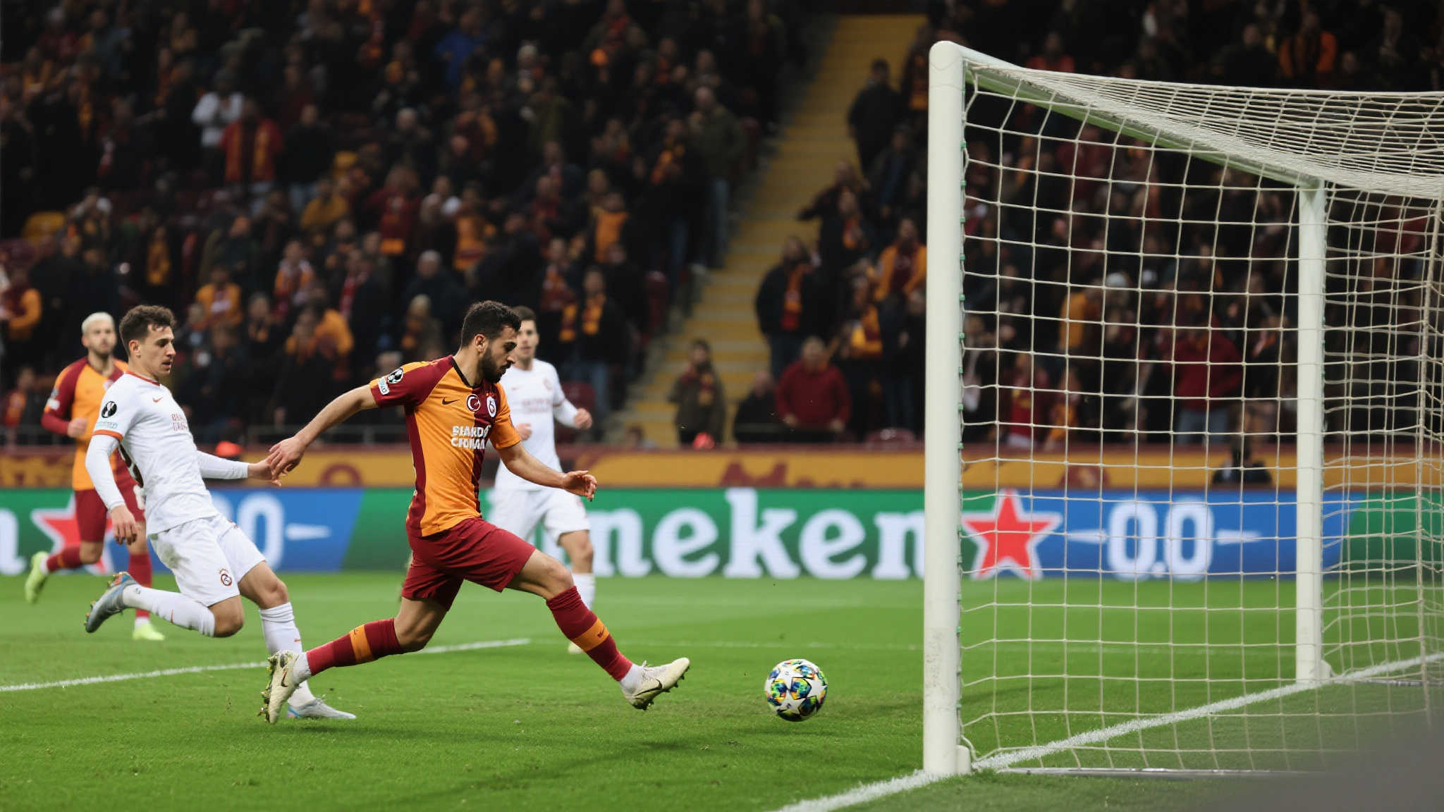 尤文半场2-1领先维达德:伊尔迪兹双献佳作,洛奇攻入精彩一球 短暂调整之后,维达德迅速发动反击,希望扳回劣势。然